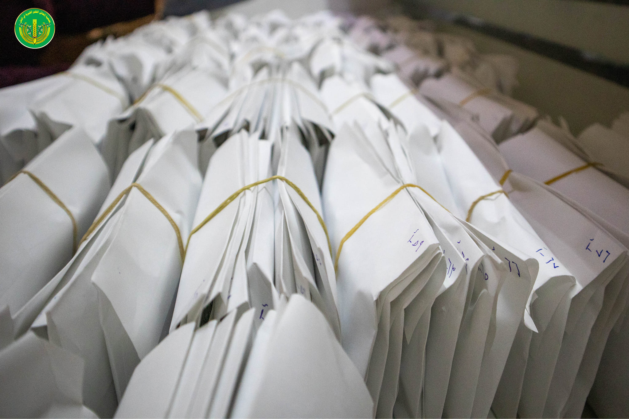 توزيع مبالغ مالية تعادل قيمة سلة رمضان الغذائية ومواد عينية من بيض وتمر وزيت بلدي